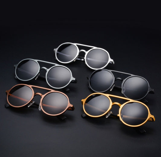 Round sunglasses with bridge piece and full frame